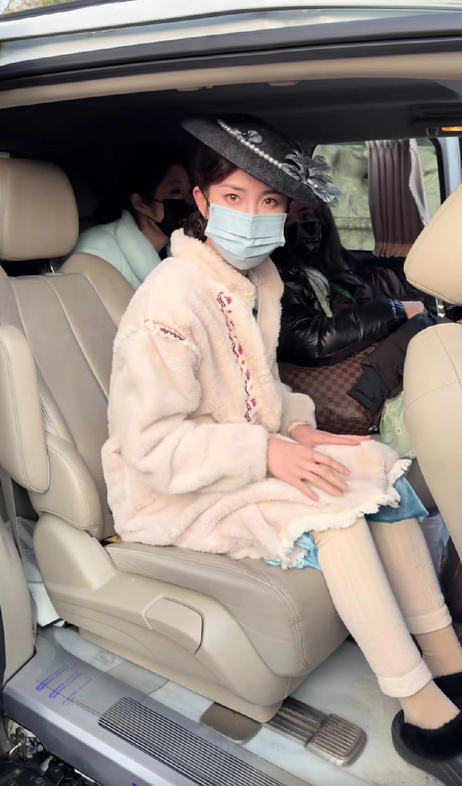 呵呵，都不敢认，原来是我们新鲜的郭宇欣呀！
  这不是一般的大小姐，一整个贵气逼