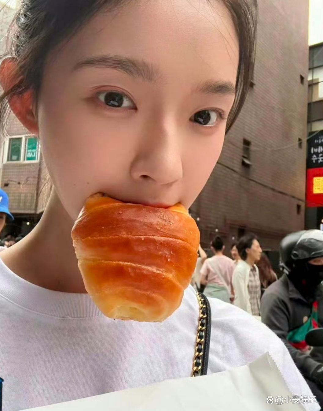 林允和闺蜜在首尔排队买面包，她的闺蜜竟然是曾经火热的明星！ 