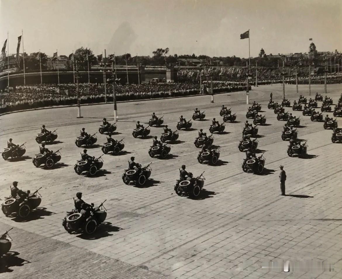1952年国庆阅兵中，由160辆苏制M72三轮摩托车组成的摩托化步兵方队，是新中
