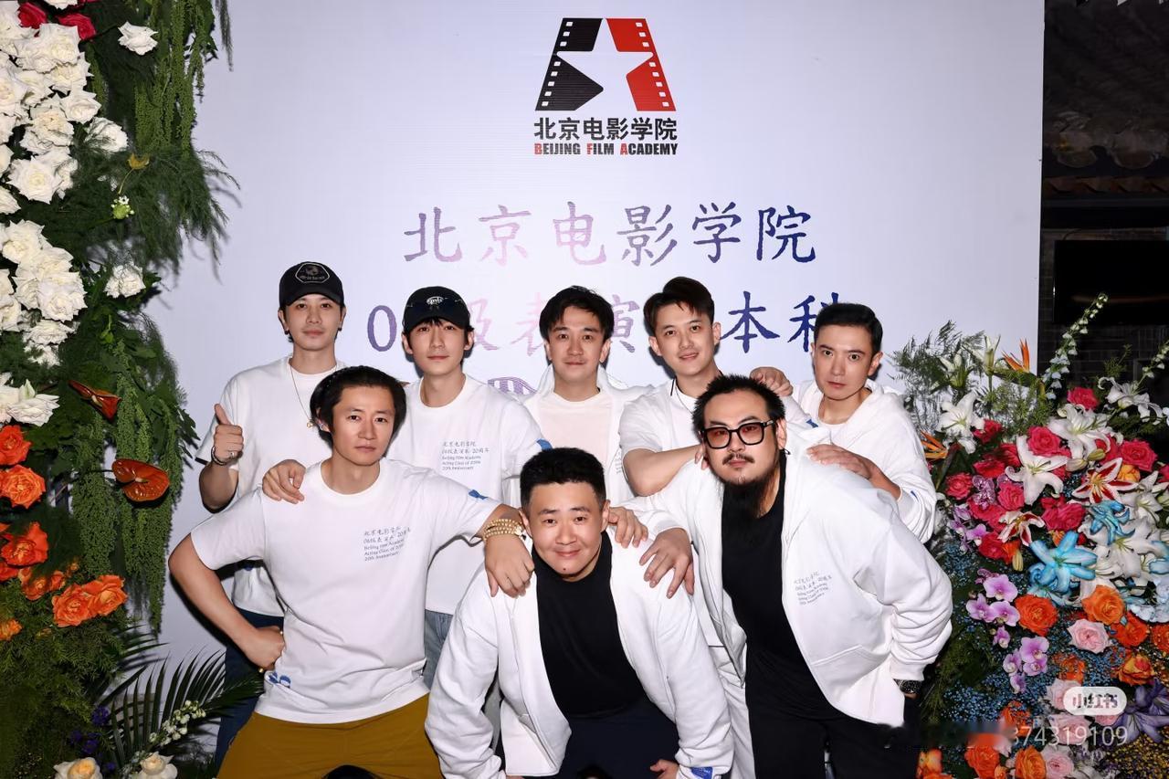 朱一龙和他的恩师崔新琴以及同班同学聚会了，这是进入北电20周年纪念活动啊！认识朱