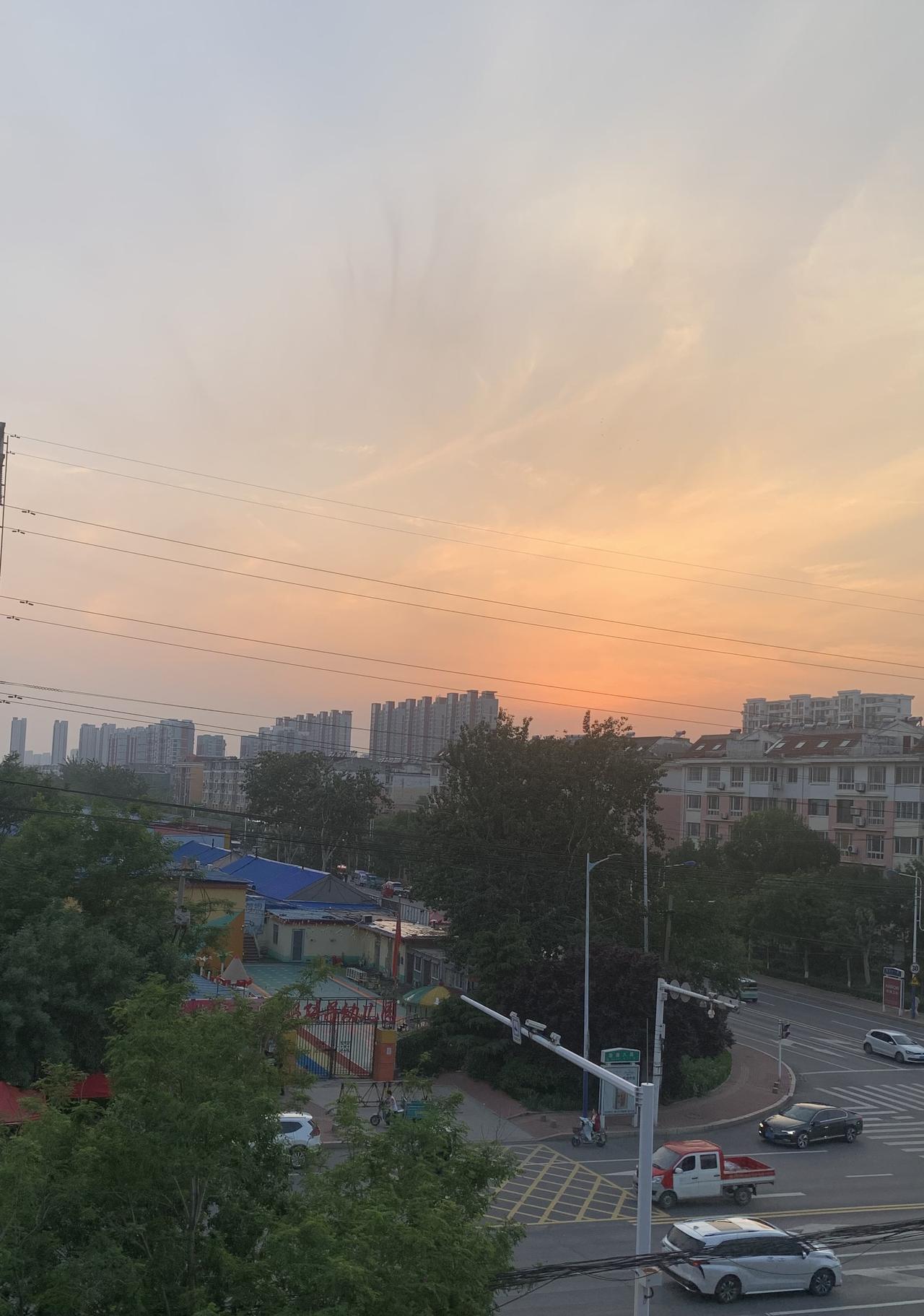 玻璃窗外的小城。
傍晚19点，隔着我家玻璃窗拍下的图片，小城笼罩在柔和的晚霞中。