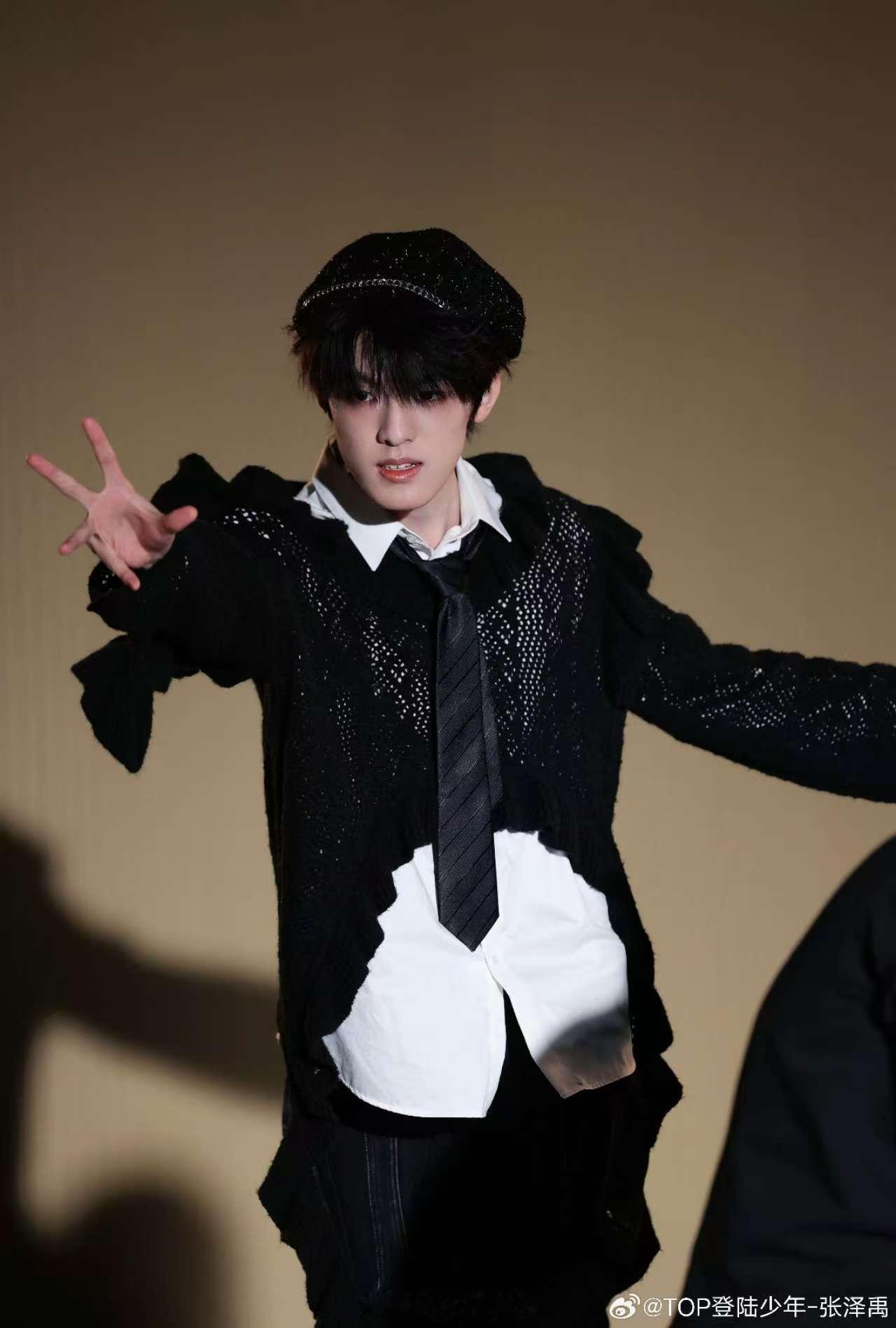 江苏卫视跨年 全能型爱豆加入到江苏卫视跨年活动！让我们和泽禹一起迈向新的一年🎈