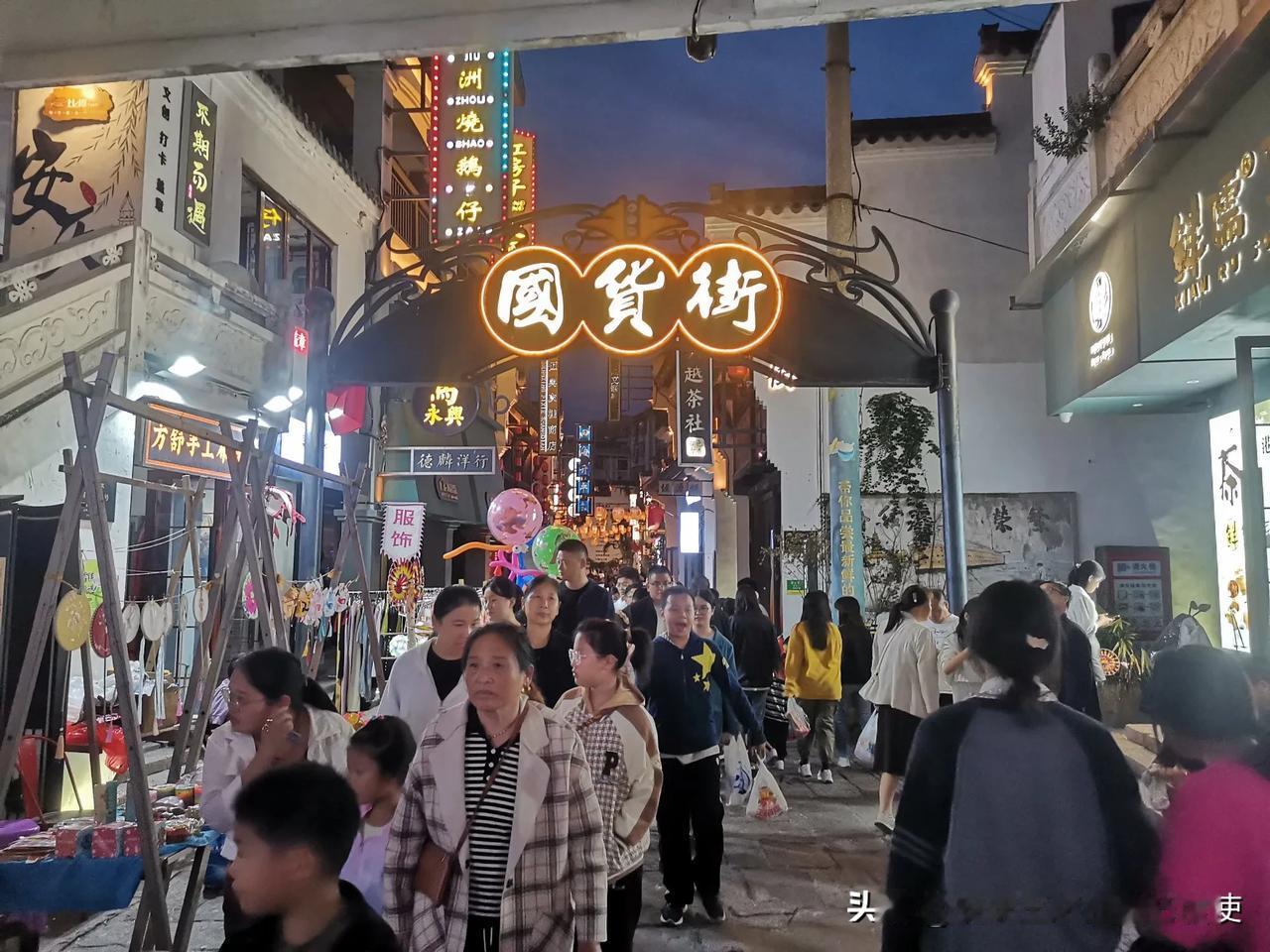 我耳朵正听着歌曲《化风行万里》，一句不和谐传来：你已进入铜陵市枞阳县……

哎，