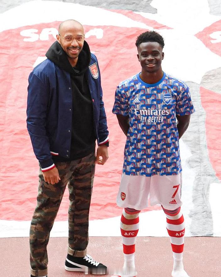 在单个欧洲冠军联赛赛季，只有两名阿森纳球员打进了5+球，萨卡和亨利 欧冠联赛 阿