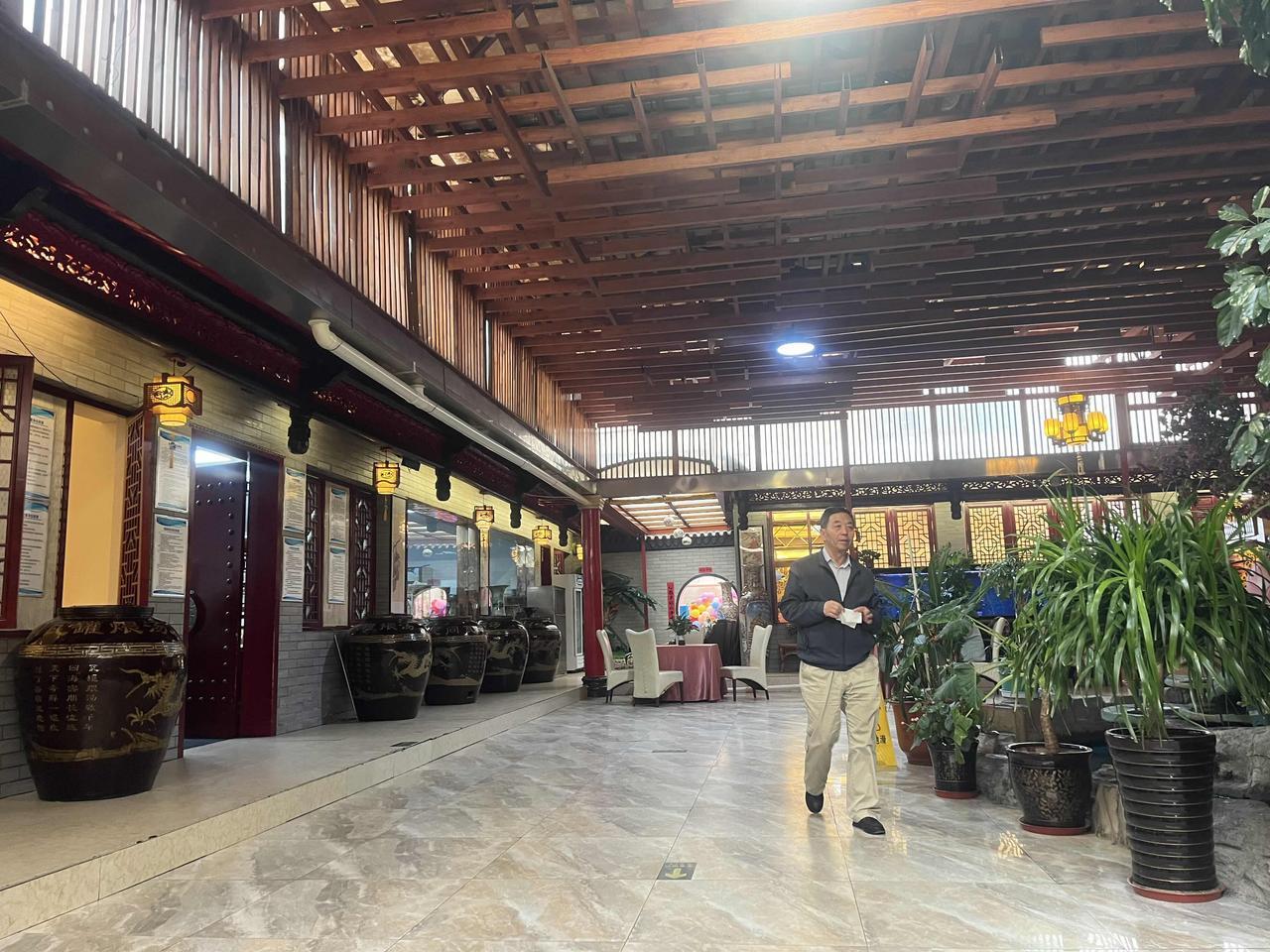 今天沙尘天气，出门的人不少。这家酒店依旧爆满，婚丧嫁娶，生活继续。假期里，如果多
