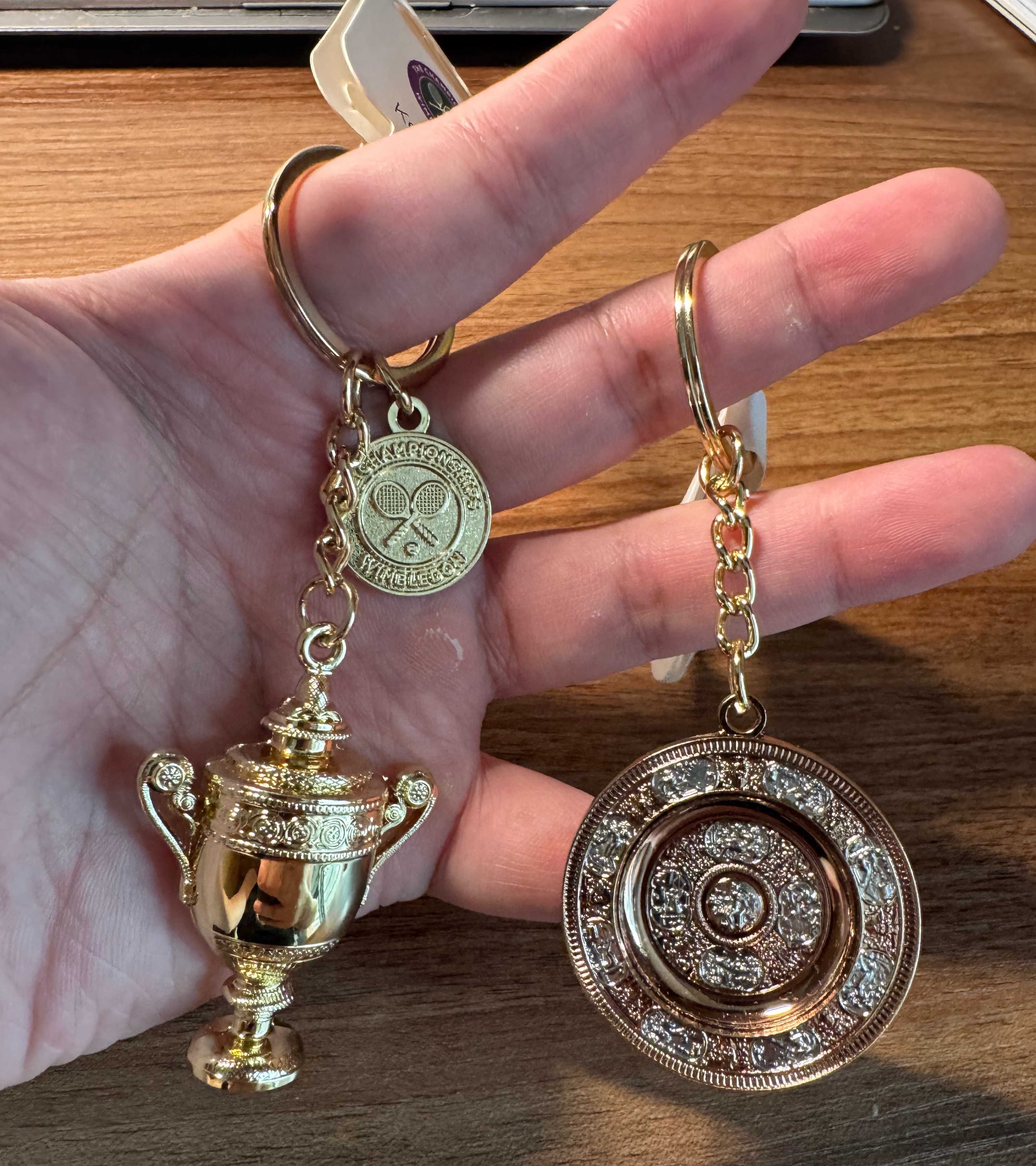 谢谢大家昨天的祝福，所以我也想分享快乐。温网要开始了，欢迎关注我的朋友留个评论转