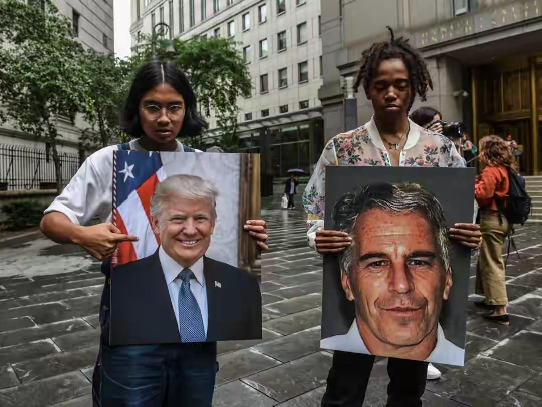 西方的民主法制简直可笑，警察可以当街开枪杀人，国民警卫队可以随意拘捕殴打游行抗议