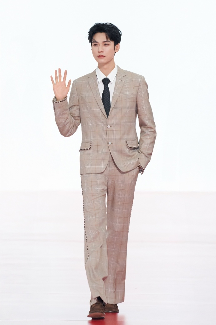 龚俊做造型老自一套老己一套龚俊做造型主打一个“老己一套”！卡其格子西装正经帅，黑