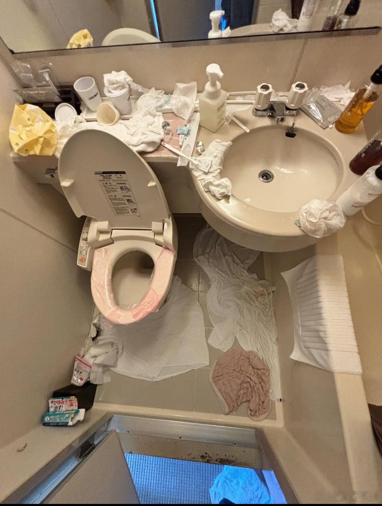 《猜猜看，这是谁退的房？》1、我看到过英文、韩文、日文和中文四种语言转发的这两张