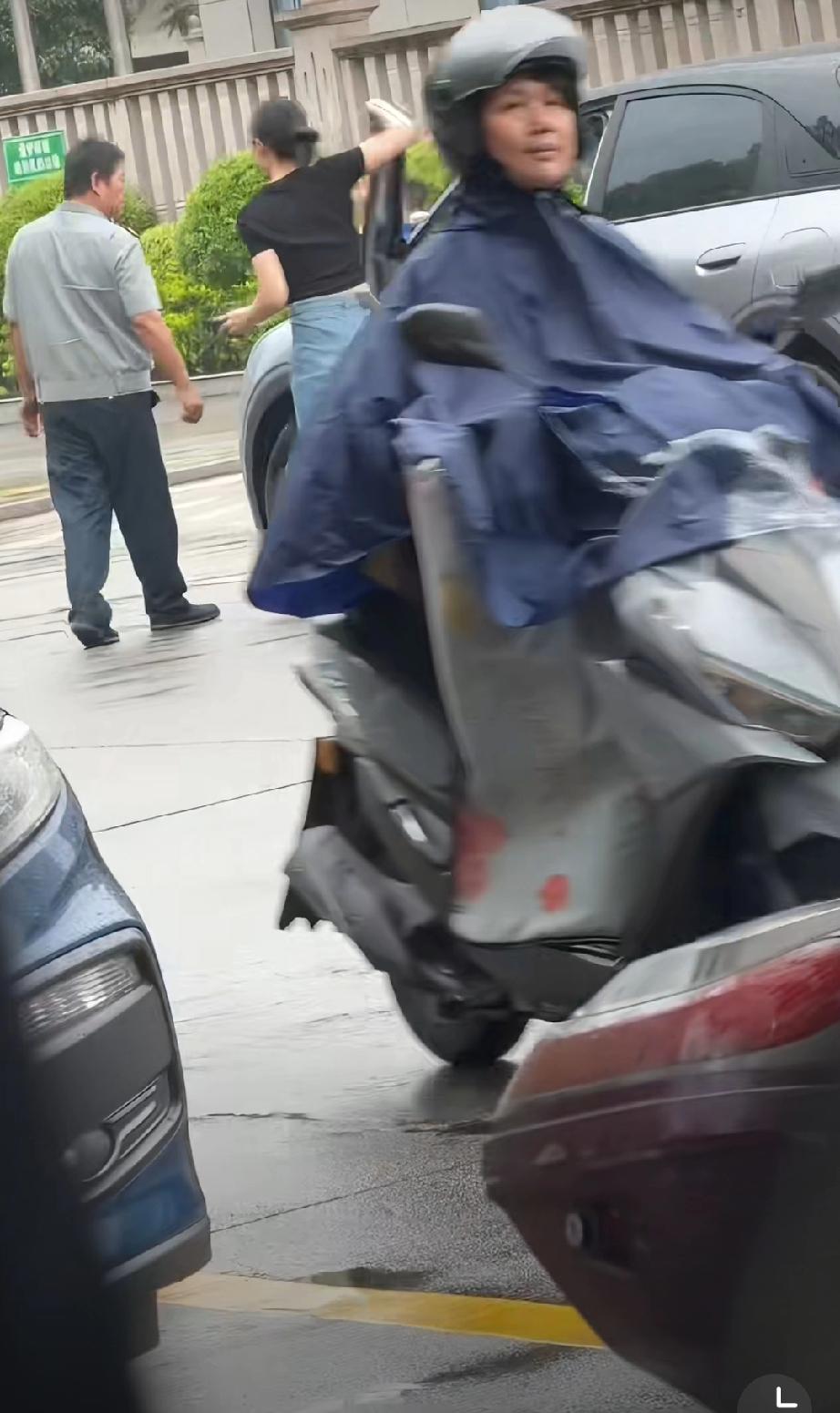 小纠纷非要下车踢一脚，她天真地以为保安大叔不会还手，保安大叔直接抡圆了胳膊！[震