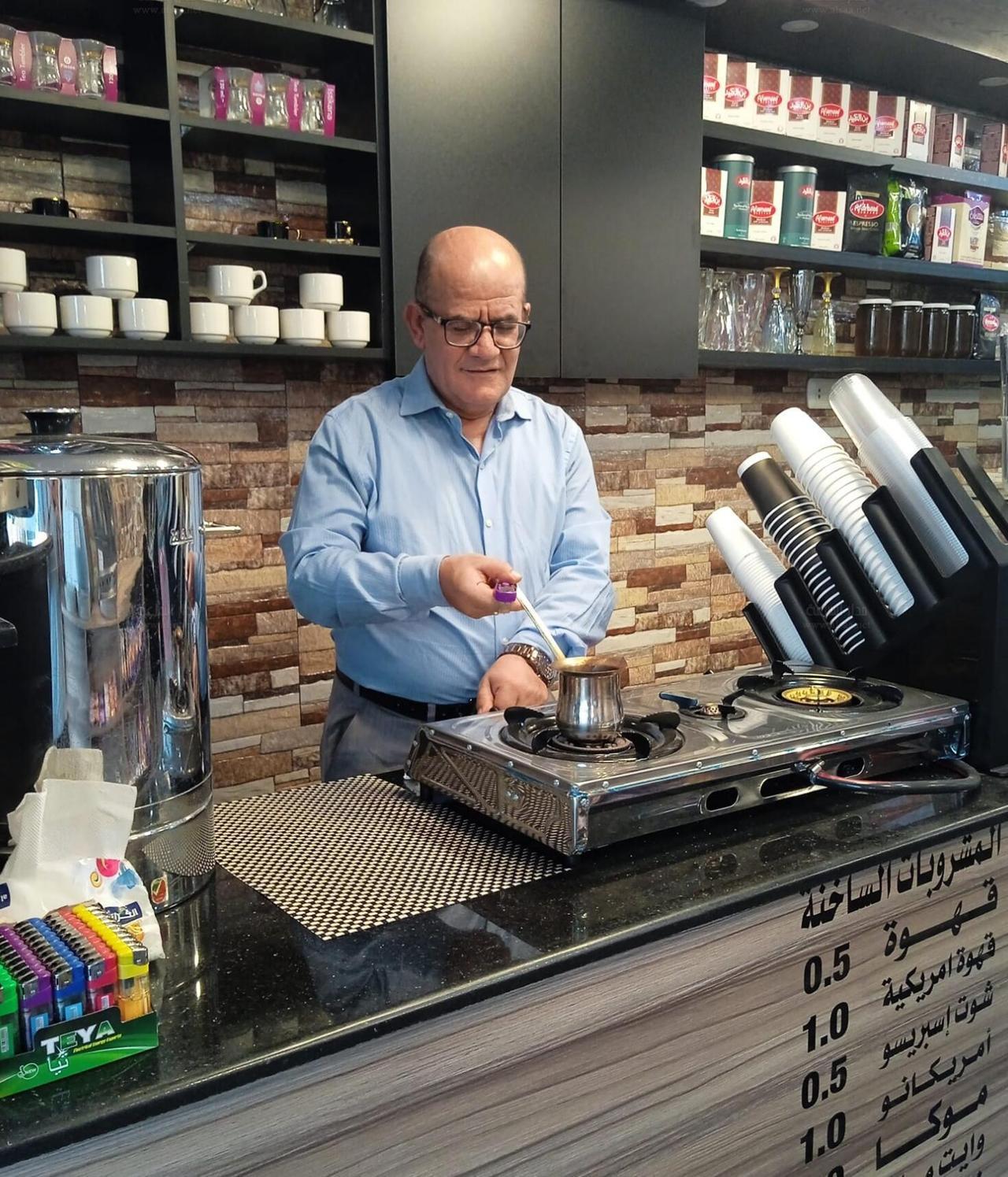 约旦金融专家也失业，自谋生路在咖啡馆卖咖啡！
 
据约旦媒体8月10日报道，Sa