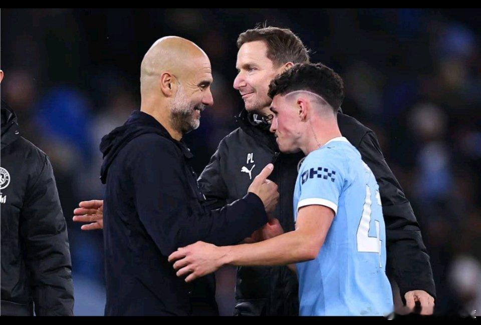 曼城1月26日讯 曼城跟队记者西蒙·巴科夫斯基在其《曼彻斯特晚报》专栏中，回答了