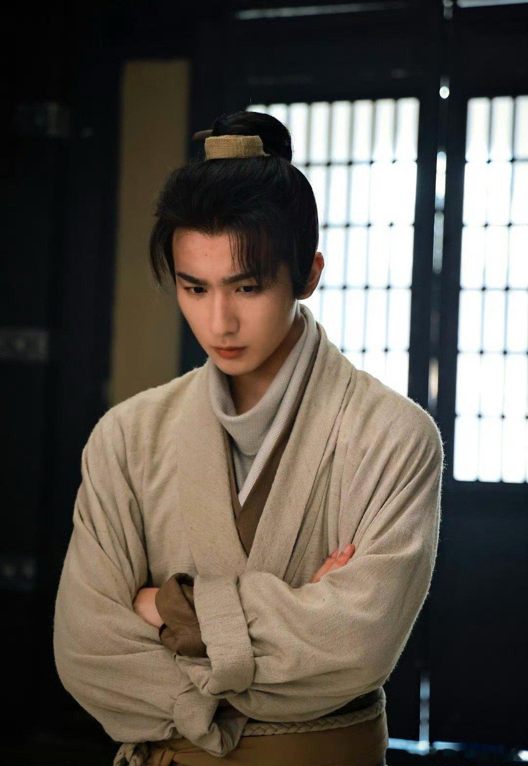 国产剧有自己的符尔摩斯 符生这角色，给国产悬疑剧长了脸。他证明了我们不需要完全照