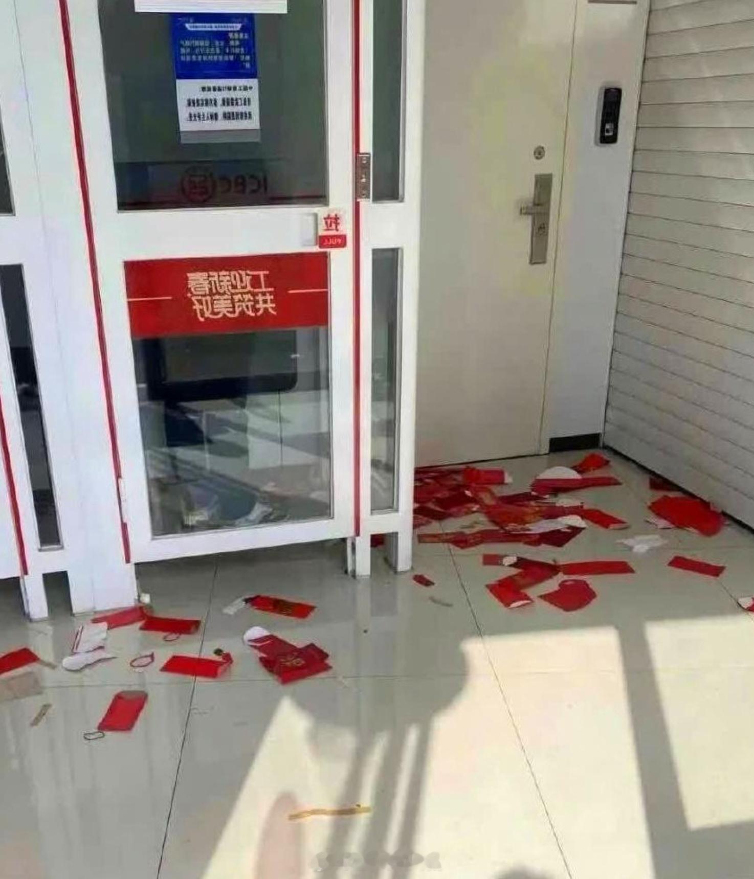 过年后的银行ATM机  年前被一个个掏空的机器，又被一个个塞满…… 