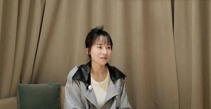 受害者小谢遭丈夫16次家暴，如今带娃直播，怕施暴者出狱再相遇！[嘘]

成都一位