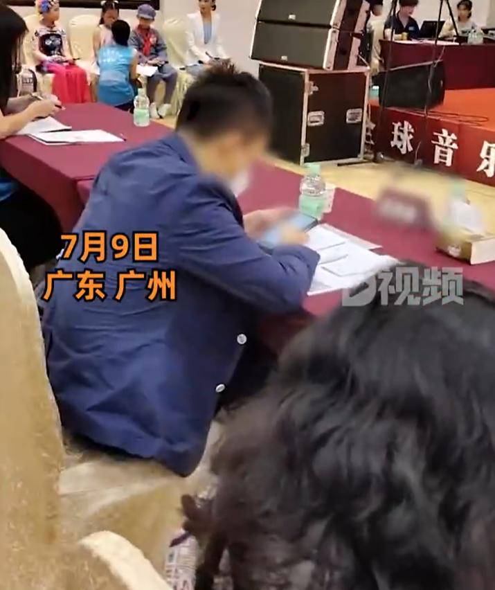 【 ：使用手机并不一定是玩手机】7月9日，广东广州。网友发视频吐槽一青少年音乐比