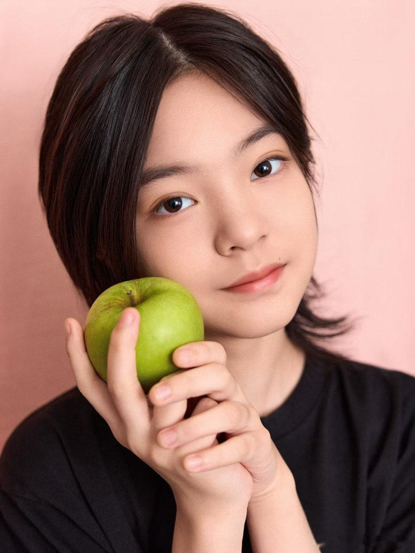 杨恩又火遮眼打戏杨恩又打戏年纪轻轻却不惧高强度打戏拍摄，杨恩又克服吊戏失重、近身