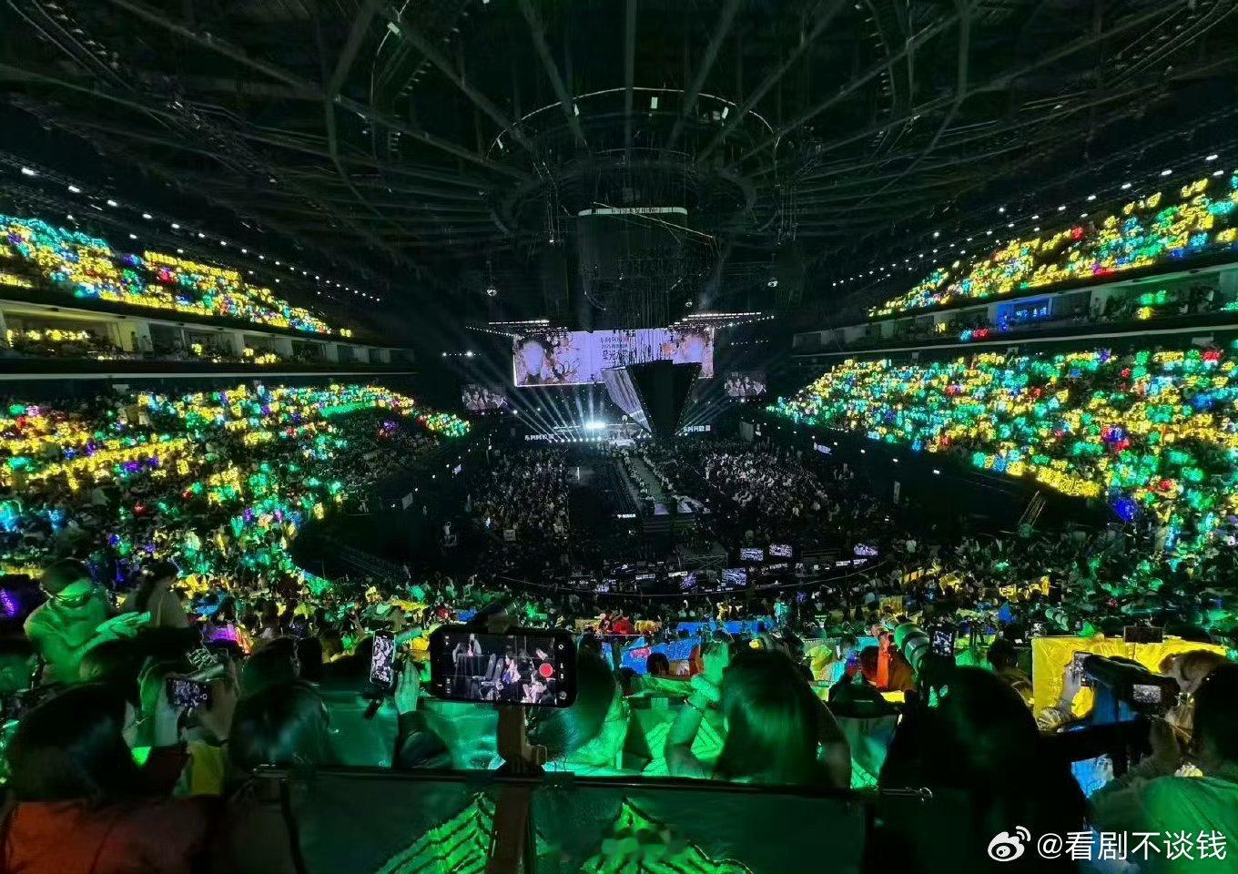 丁禹兮这灯牌真的很排面了，粉丝的托举和正主的双向奔赴小海棠们好用心 