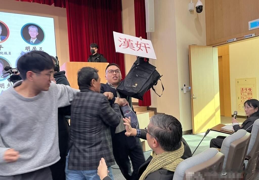 汉奸石平窜访台湾，被新党副秘书长游志彬现场呛汉奸，台湾还是有硬气点中国人。正在台