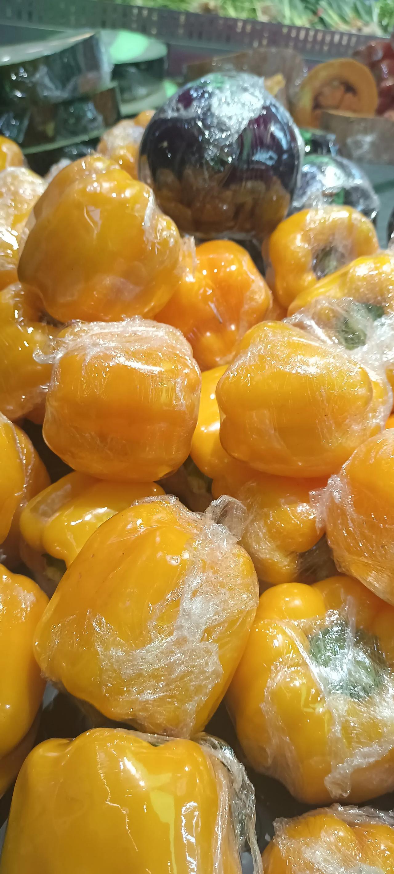 不怕别人笑话，我很少买菜真不知道还有彩椒。所以我就感觉很好奇，可巧超市里还有人呀