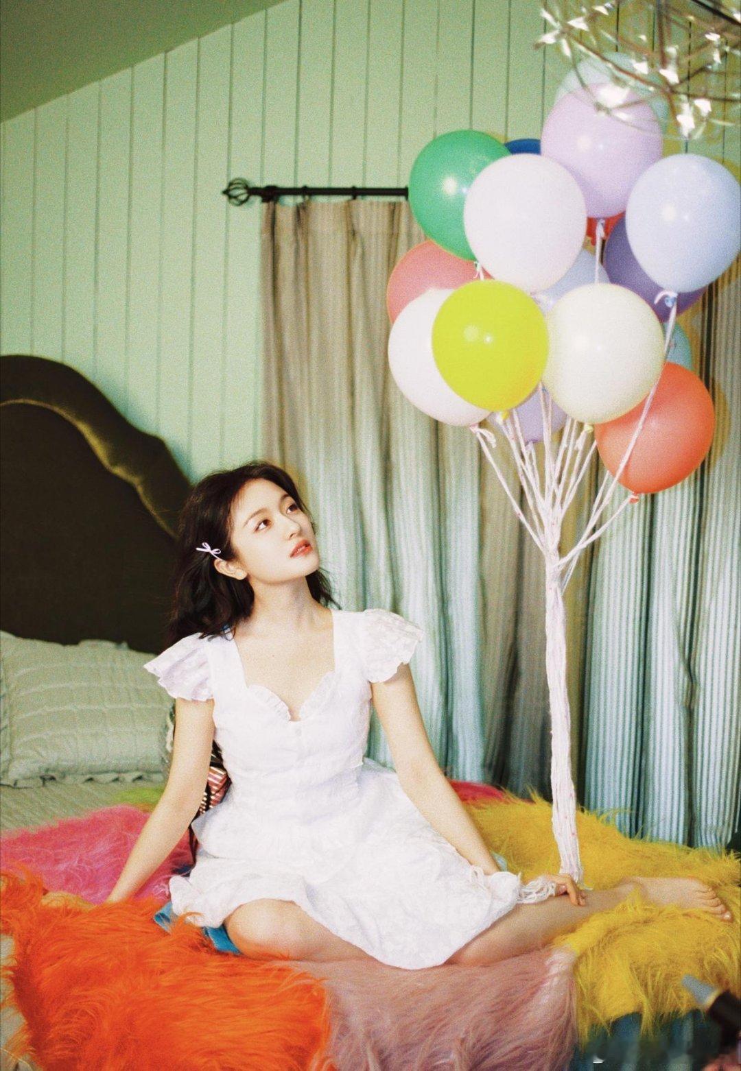 李兰迪笑容如花，赏心悦目，瞬间提升心情。 ​​​