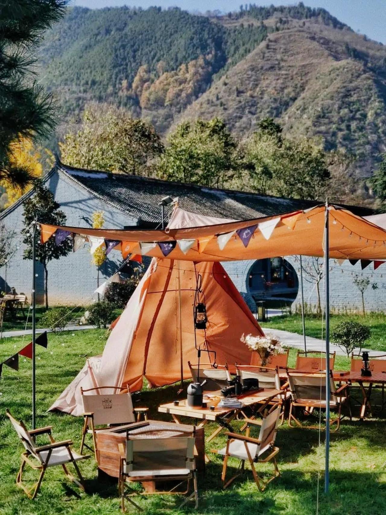 从城市的一角穿过林间小道，南山下寻得一方小院，坐落在秦岭山下，院子里有个超大的草