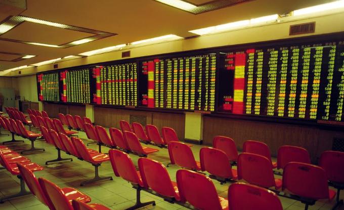 一位深圳的股民在246.34元买入 德明利2000股，涨到260元，他犹豫着要不