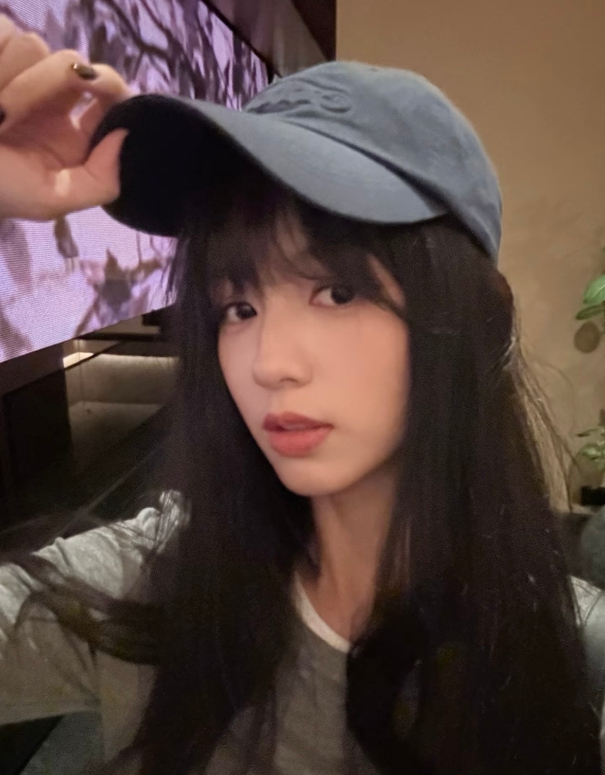 如何养成路人眼中的素颜美女1.首饰提气色，珍珠、玉、银镯子这类首饰超衬肤色，素颜
