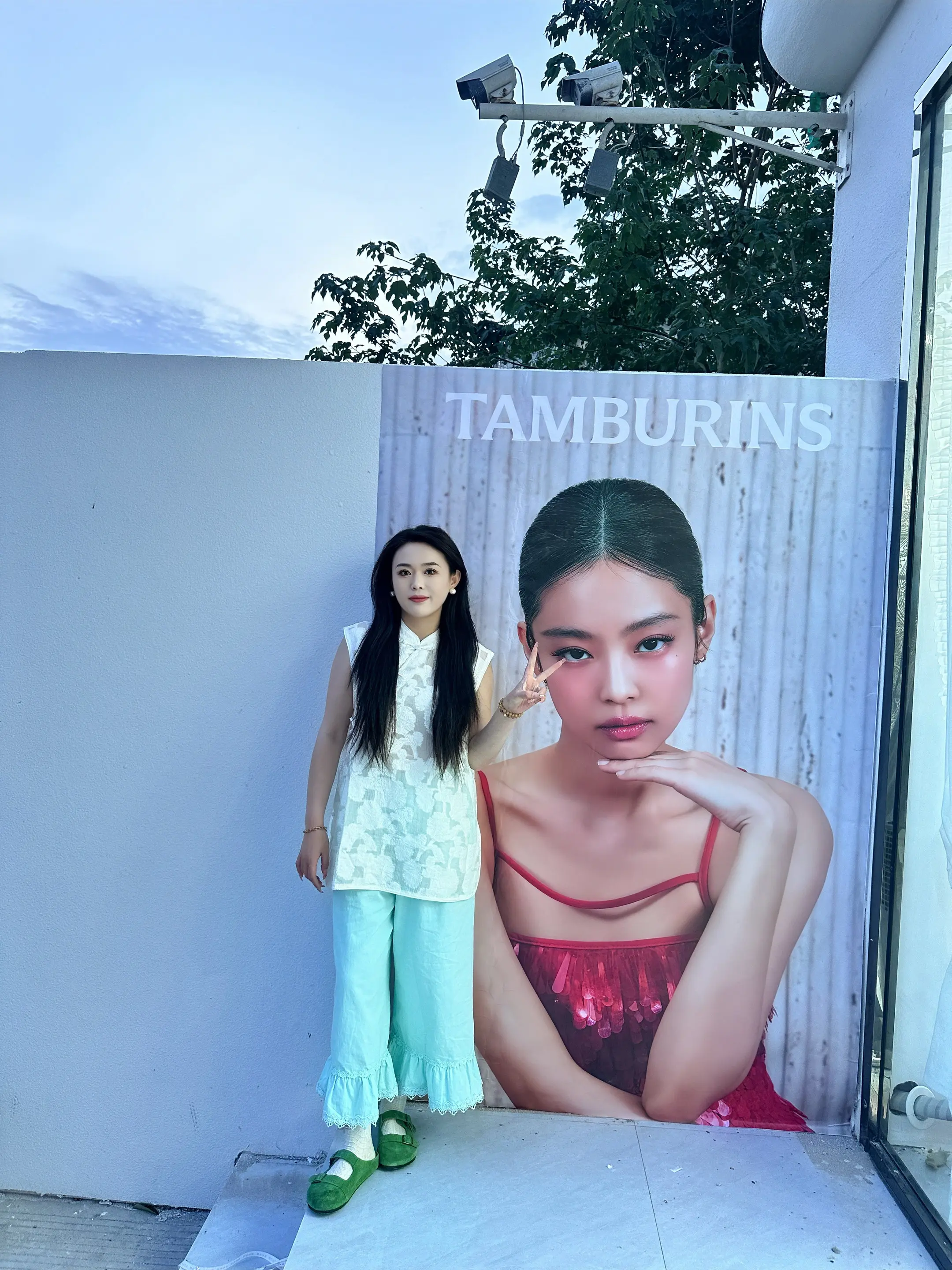 来店里买衣服得拍照，白有美丽羞耻症，这个海报好几百。