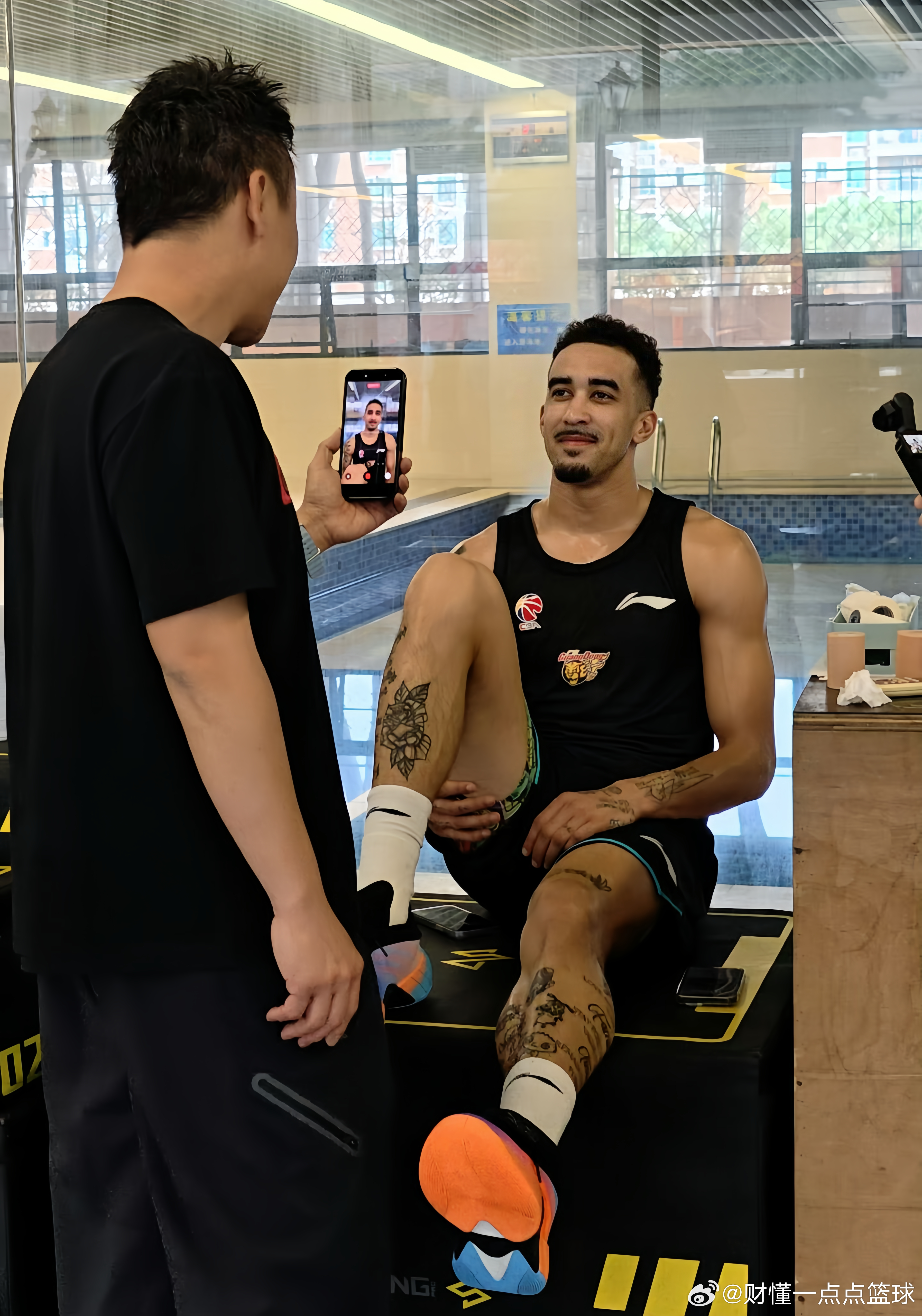 据关幸今天探班广东宏远男篮透露，广东靓仔徐杰已正式“上班”！目前已返回广东宏远俱