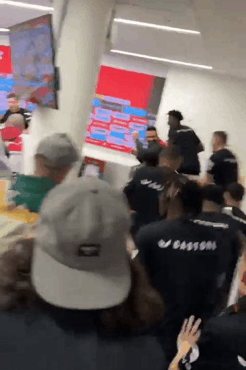 庆祝夺冠！勒沃库森球员“突袭”新闻发布会，用啤酒泼向主教练哈维·阿隆索！ 😂?