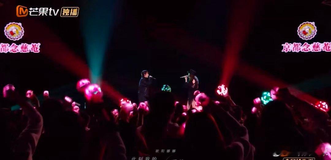 林宥嘉欧阳娜娜的合唱很曼妙声生不息 月光映琴弦，音符载温柔，林宥嘉欧阳娜娜《轻轻