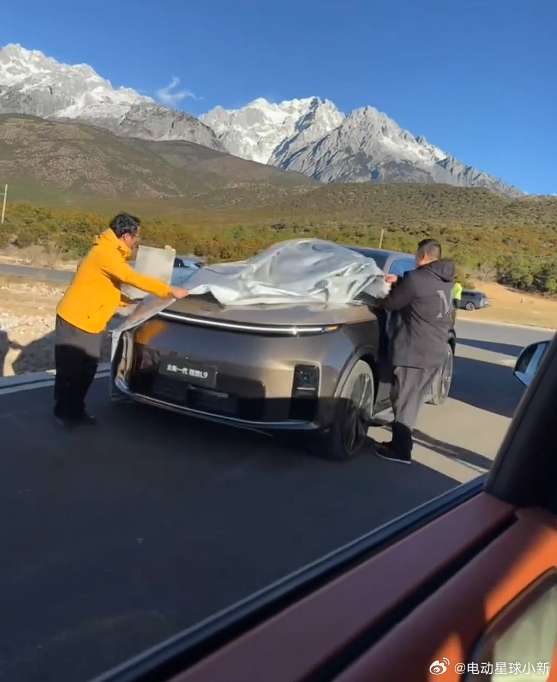 全新一代理想 L9 的无伪装车在玉龙雪山脚下被拍到了，应该是在拍摄宣传片全新一代