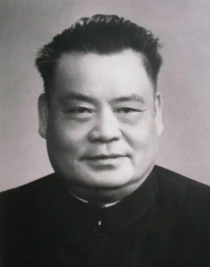 1959年，当时的江西省省长乘坐总理的专车前往中南海，主席得知后，马上出门迎接，