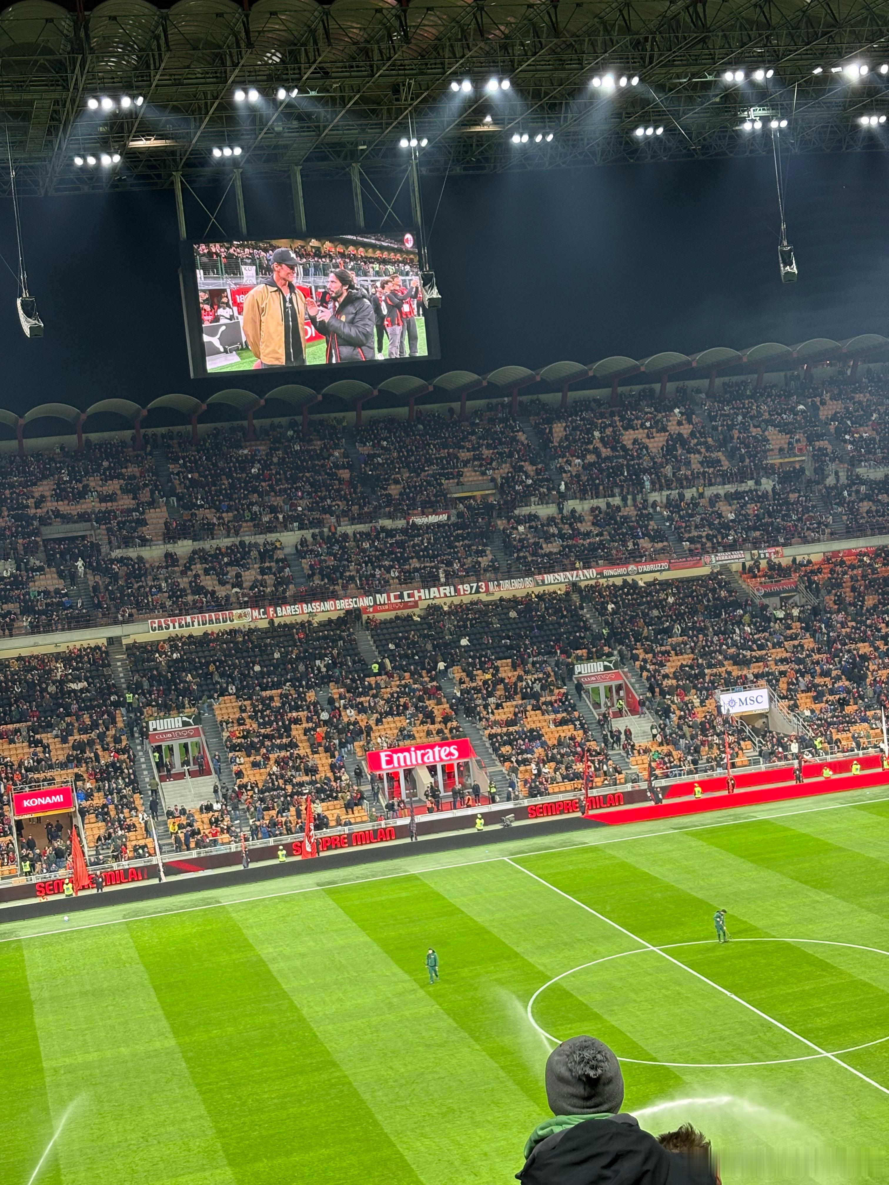 AC米兰官方发文欢迎隋文静我昨天也去了圣西罗，还看到了汤姆-布雷迪，可惜没有我的