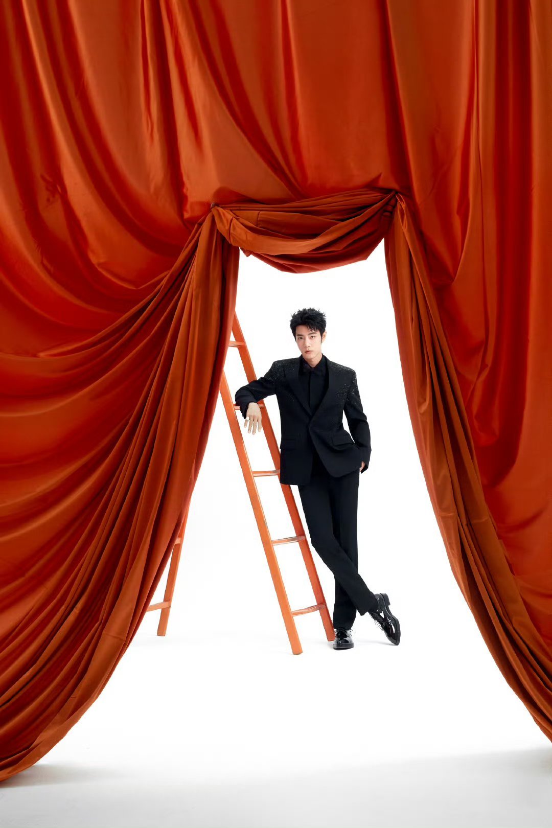 肖战第二套也帅的没边 肖战两眼一睁就是帅[笑cry] 