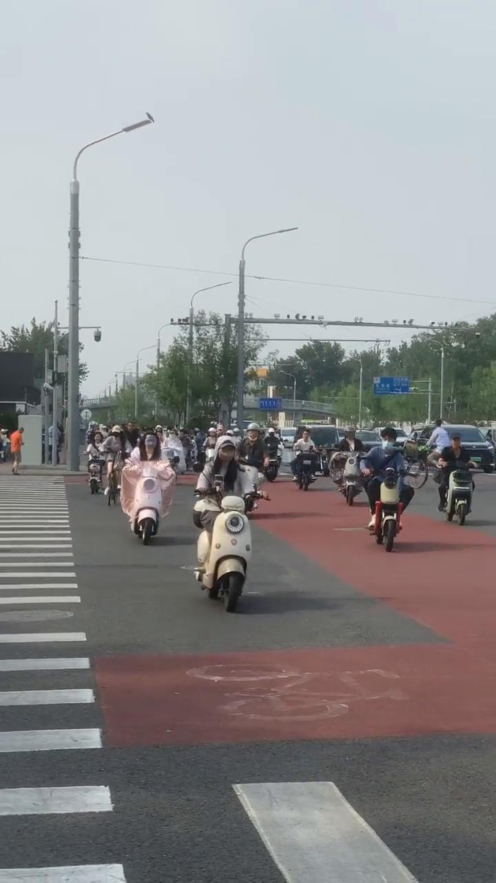 出来玩可能一般人都以为北京满大街都是私家车，其实绝大多数人还是骑电动自行车或者坐