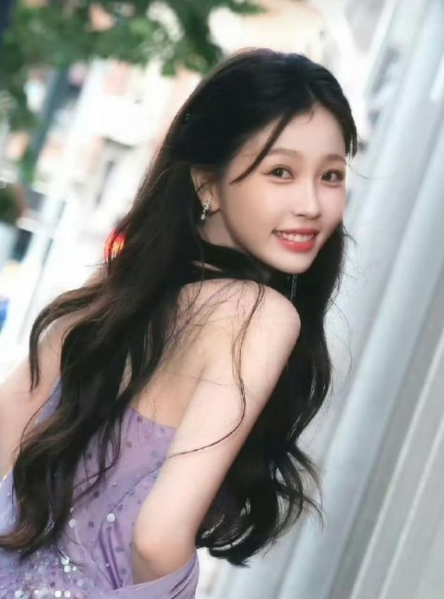 虞书欣的新歌也即将上线！
出道9周年回馈粉丝的《新歌》，赵露思赶在前一天发了新歌