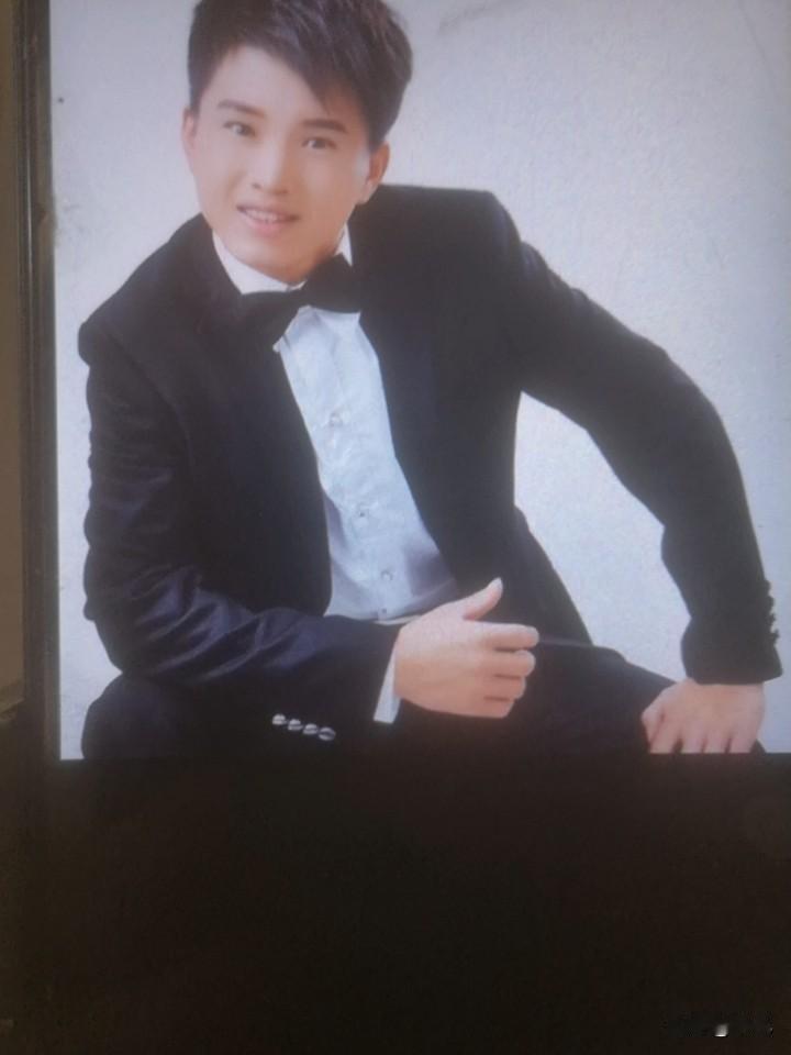 杨历明，是河南豫剧院青年团男演员。1987年10月生于山东阳谷，毕业于中国戏曲学