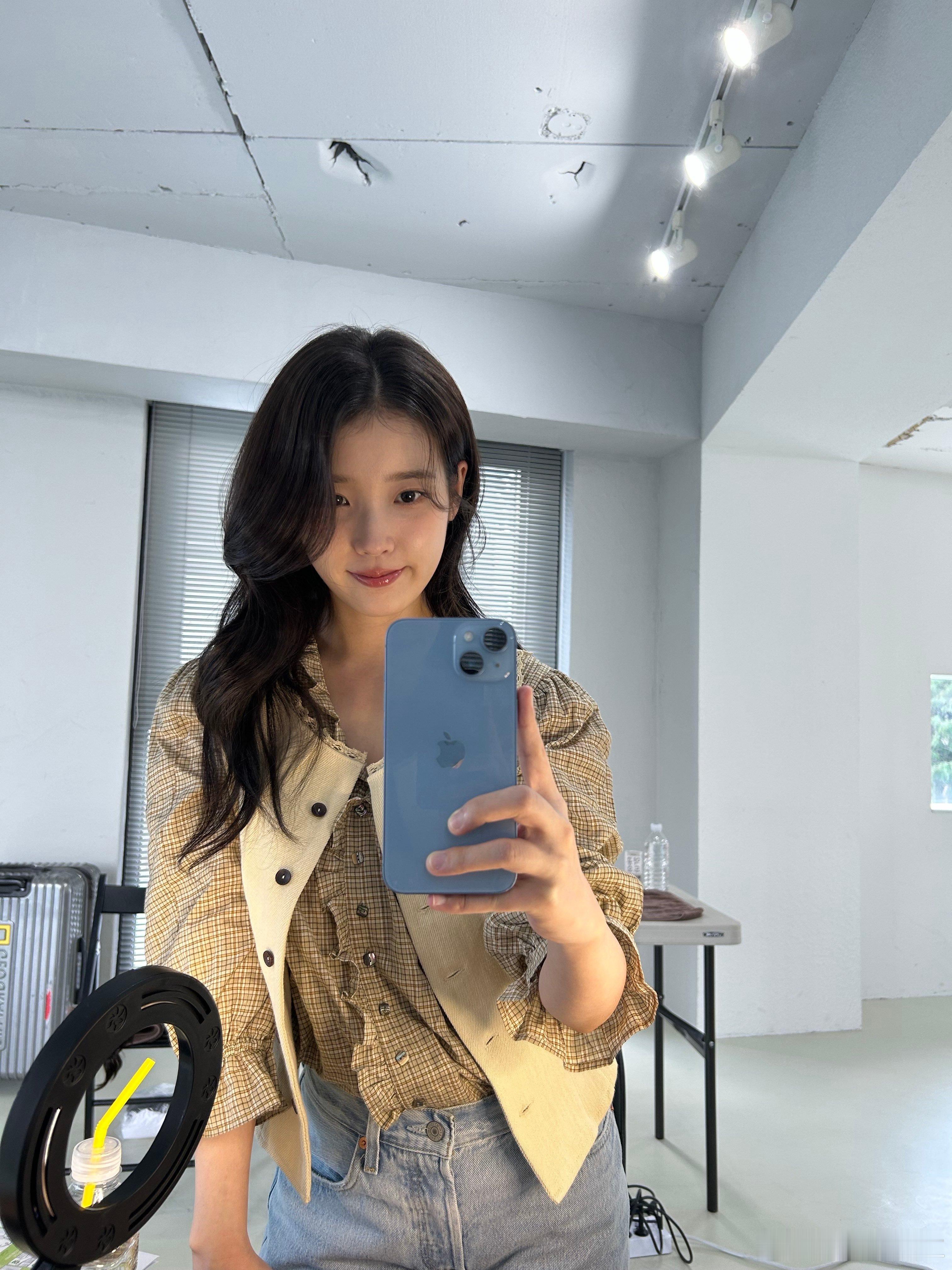 iu真是个操心的小姐姐🫢[手指比心]iu：今天这个周一早上冷得不像话，入秋后我