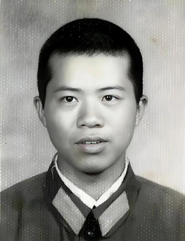 1984年，老山战场，21岁的战士刘家富不幸中枪，跌倒在坑，此时，坑外有4名越军