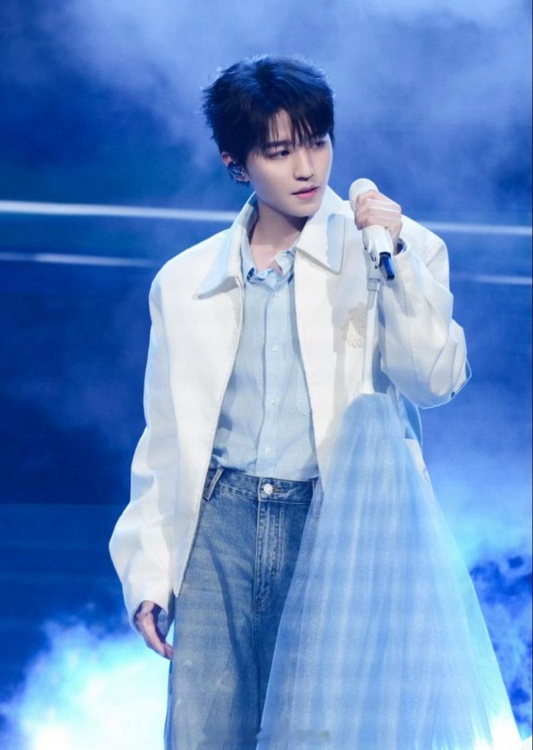 杨超越给王俊凯演唱会送花篮杨超越给王俊凯送花篮谁留意到场馆外的花篮，杨超越特意送