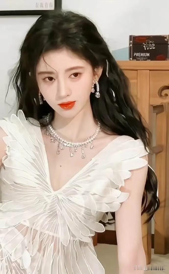 “软肋”！丝芭此时发难太精明，内娱老油条这步棋有多狠？
据曝光，鞠婧祎手握《利剑