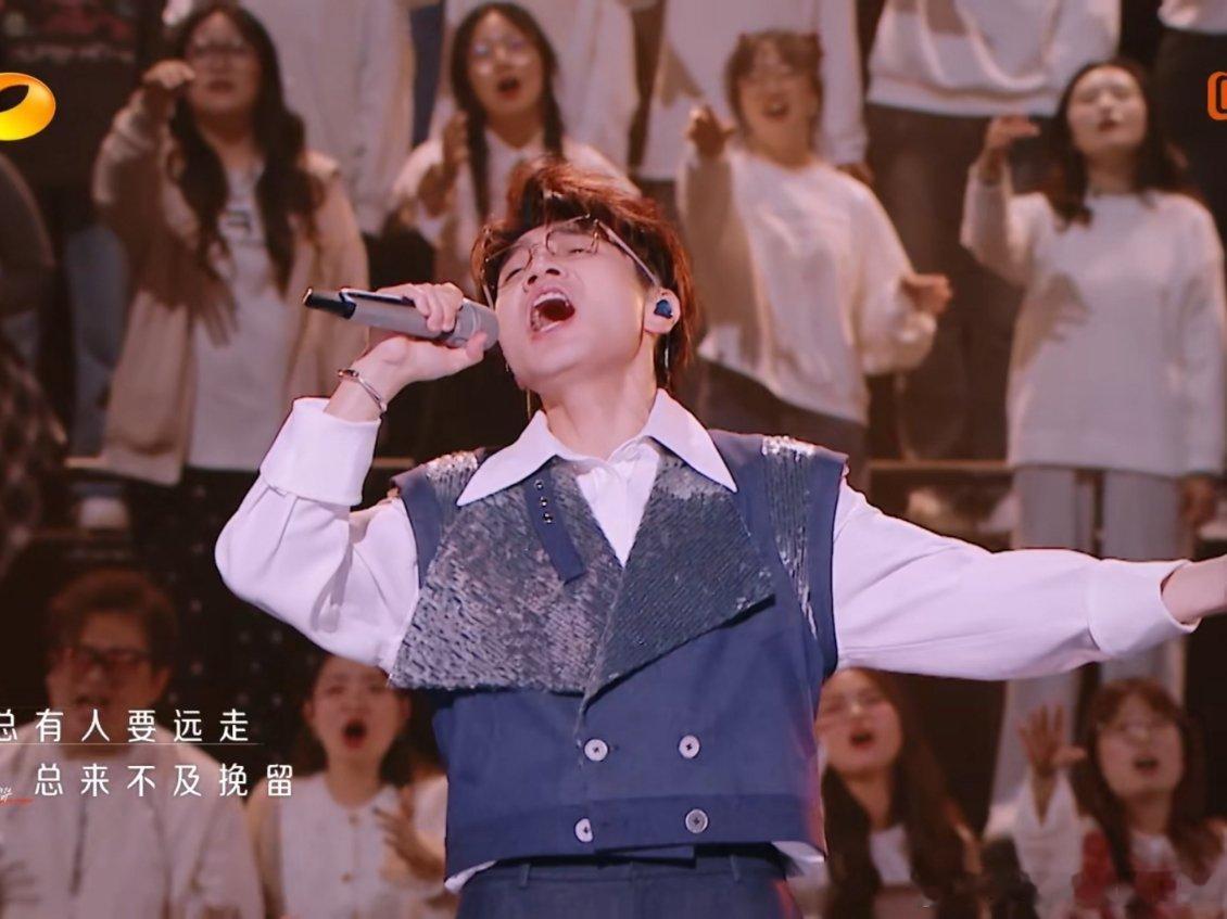 王铮亮用思念再唱守候 王铮亮再次演唱《守候》，这个版本比自己《披荆斩棘4》时唱的