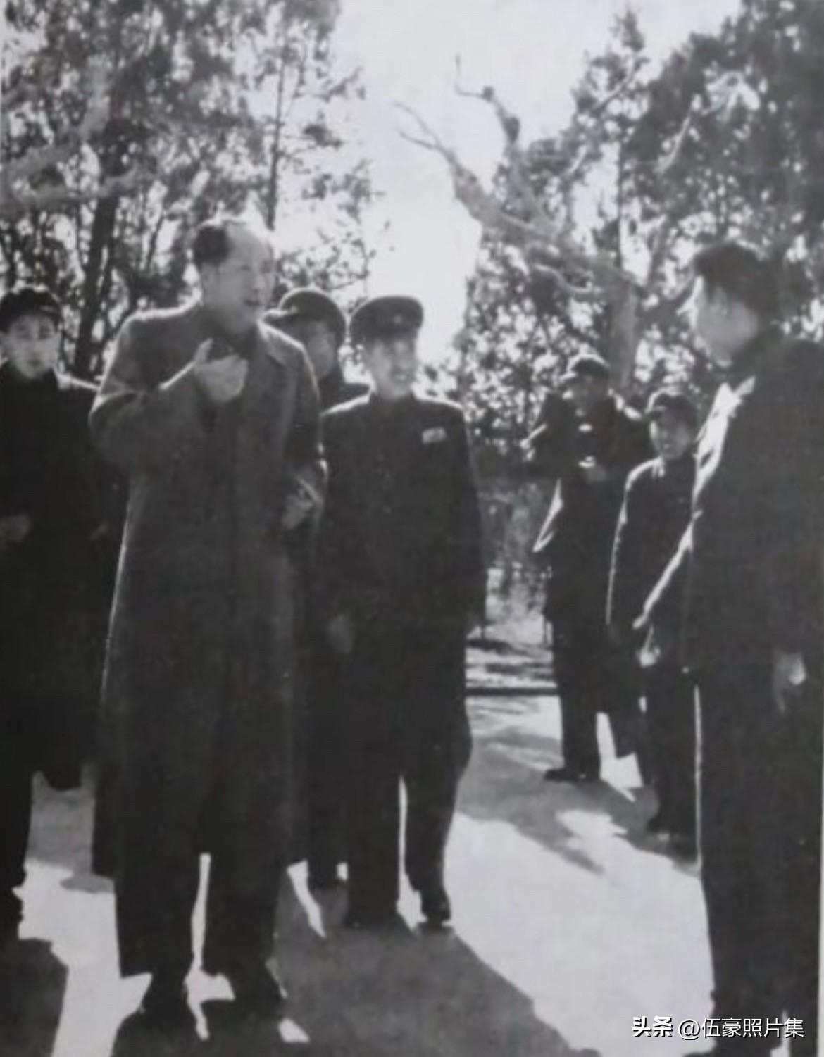 1952年，毛泽东主席视察南京军事学院的老照片，左起：李银桥（卫士长）、毛主席、