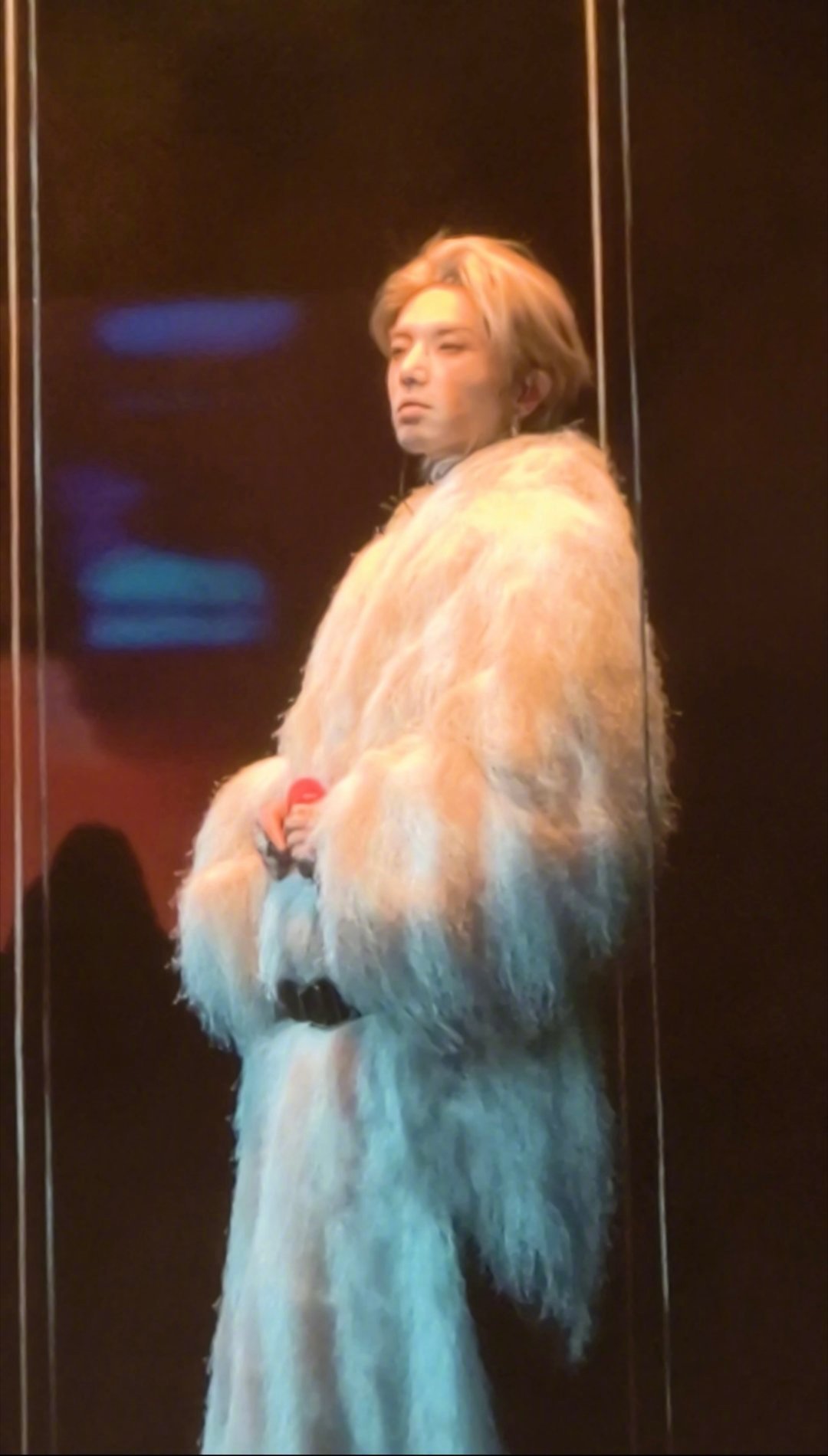 华晨宇 年轻的家主 华晨宇这造型年轻家主即视感拉满，眼神笃定运筹帷幄，pose架