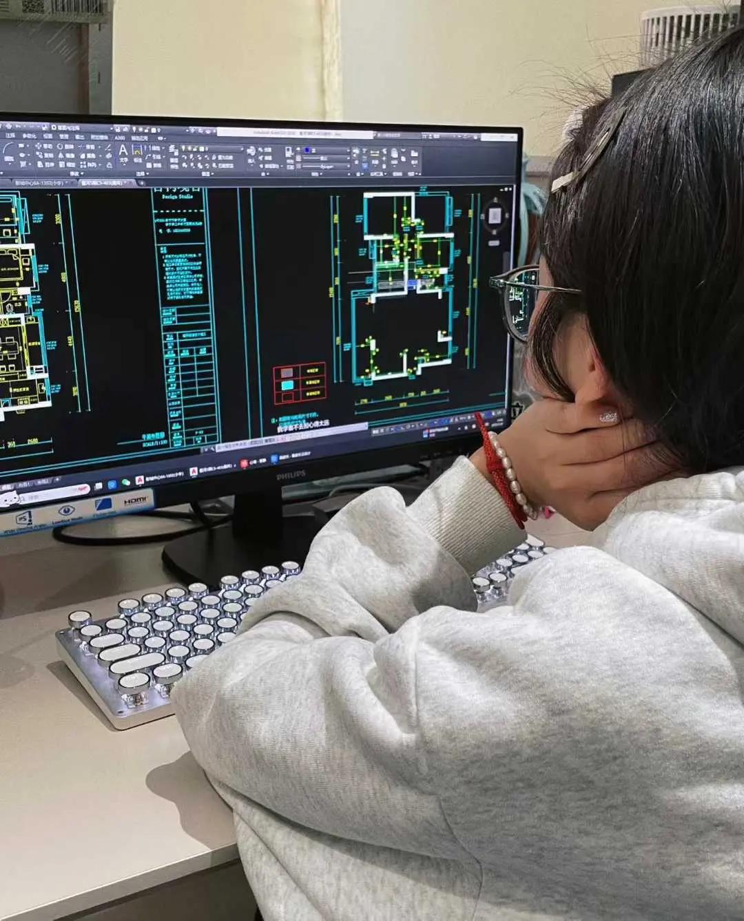 设计师在画施工图。cad制作动画 别墅施工 工地装修施工图纸 设计师日常