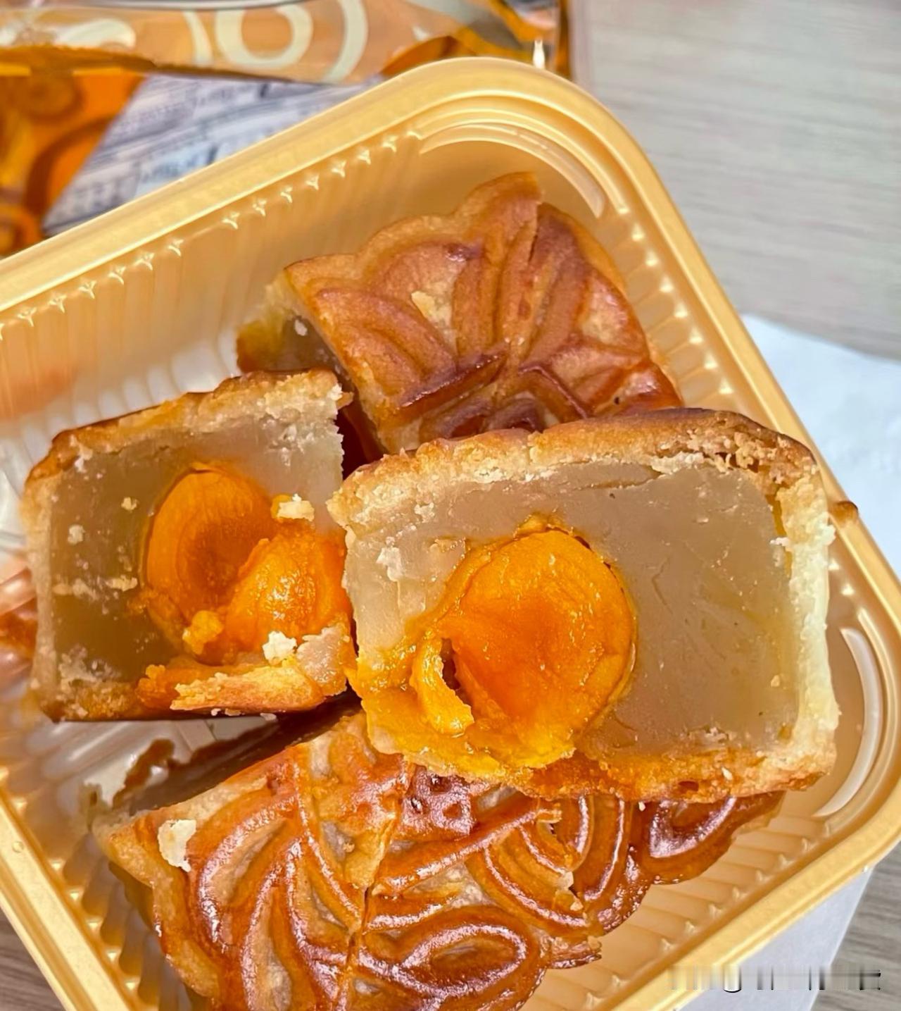 月儿明中秋佳节！月饼🥮传统美味点赞！月饼你喜欢传统味还是创新味？我认为传统味。
