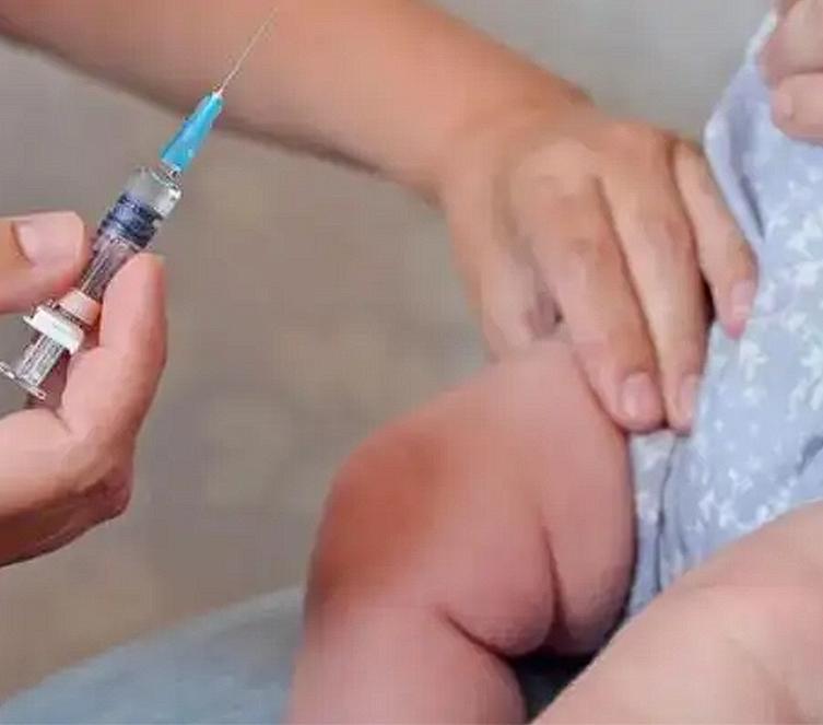 “这是恶魔！”北京，一男子在给儿子洗澡的时候发现，儿子的臀部竟满是针眼，男子遂赶