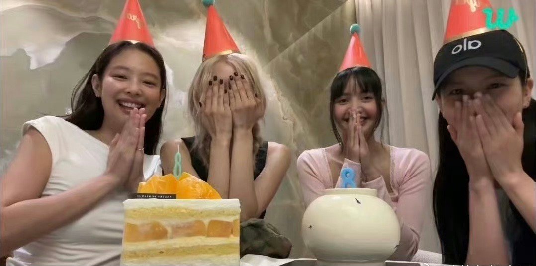 BLACKPINK八周年合体直播截图，lisa、jennie金珍妮、rose朴彩